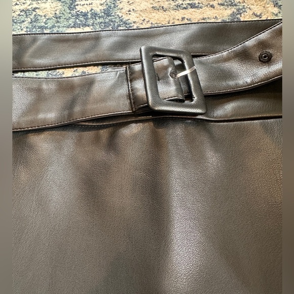 Loft black petite 6 faux leather skirt with belt - Picture 2 of 5